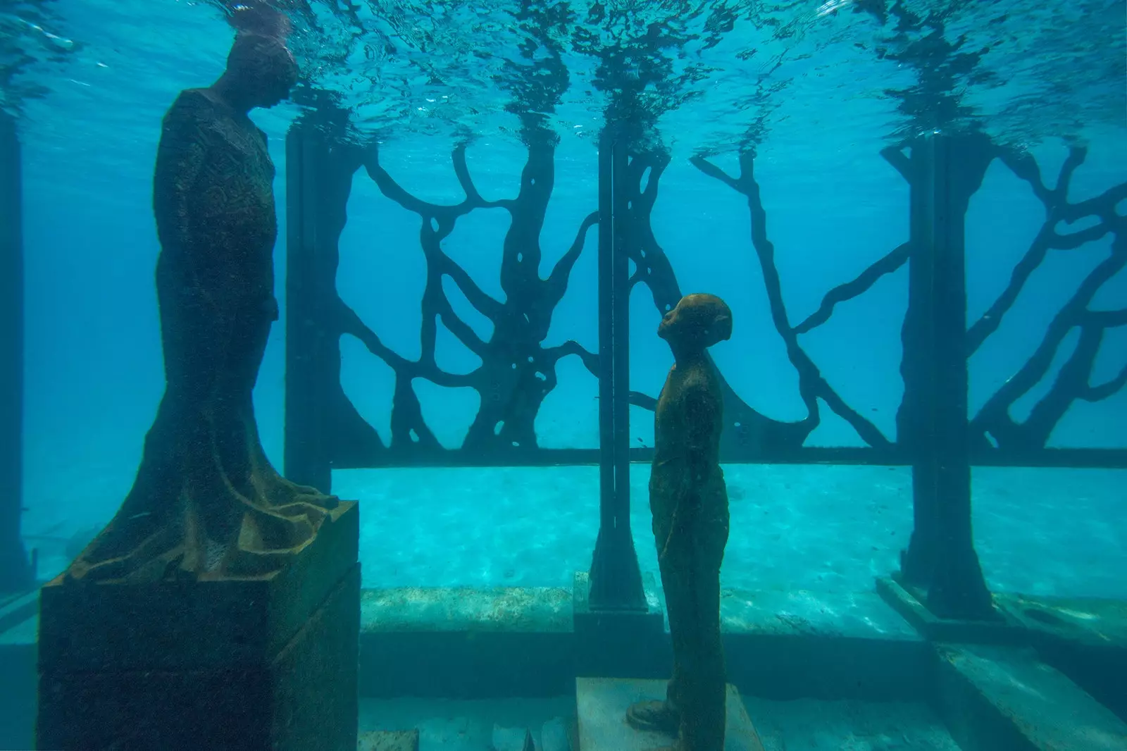 Voll ënnerdaach Statuen am Coralarium