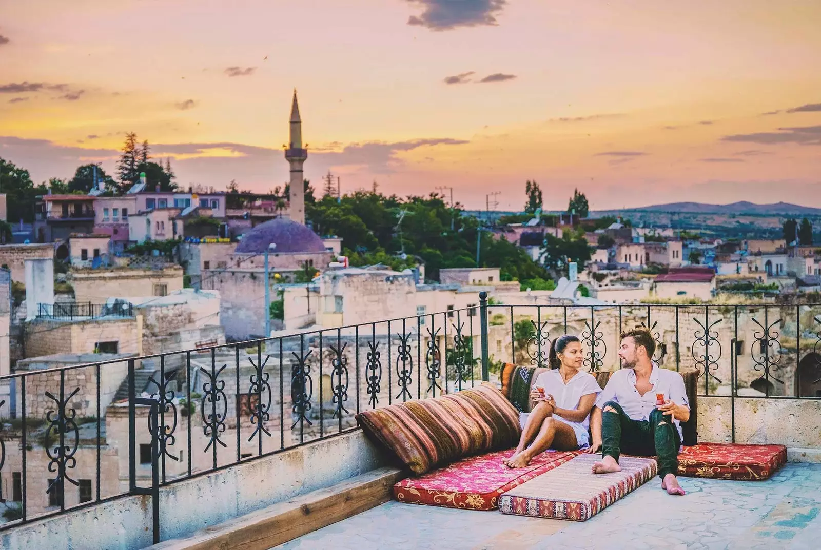 Paar auf einer Terrasse in Istanbul