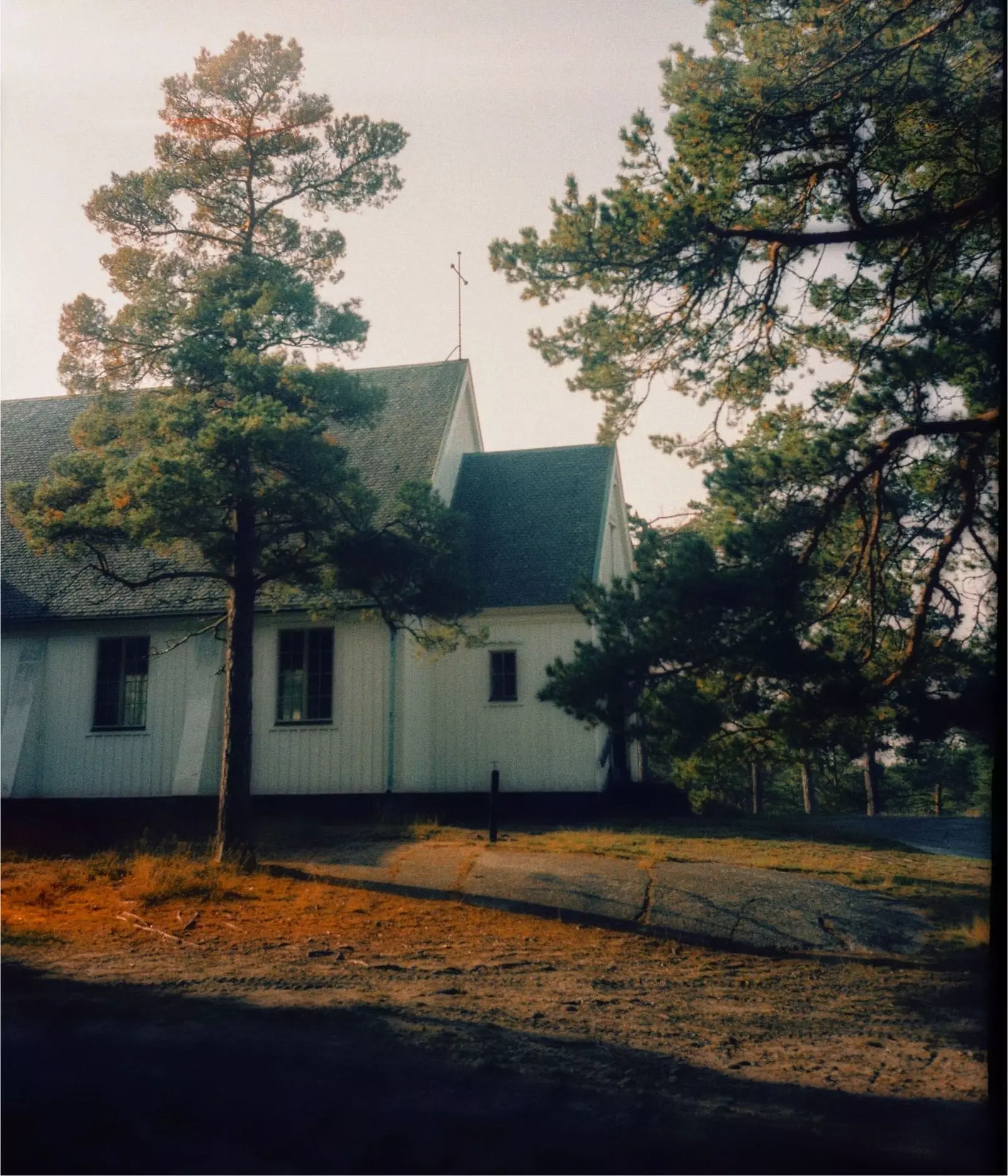 Kapellet ble innviet i 1935 og er bygget på toppen av en høyde med utsikt over havet