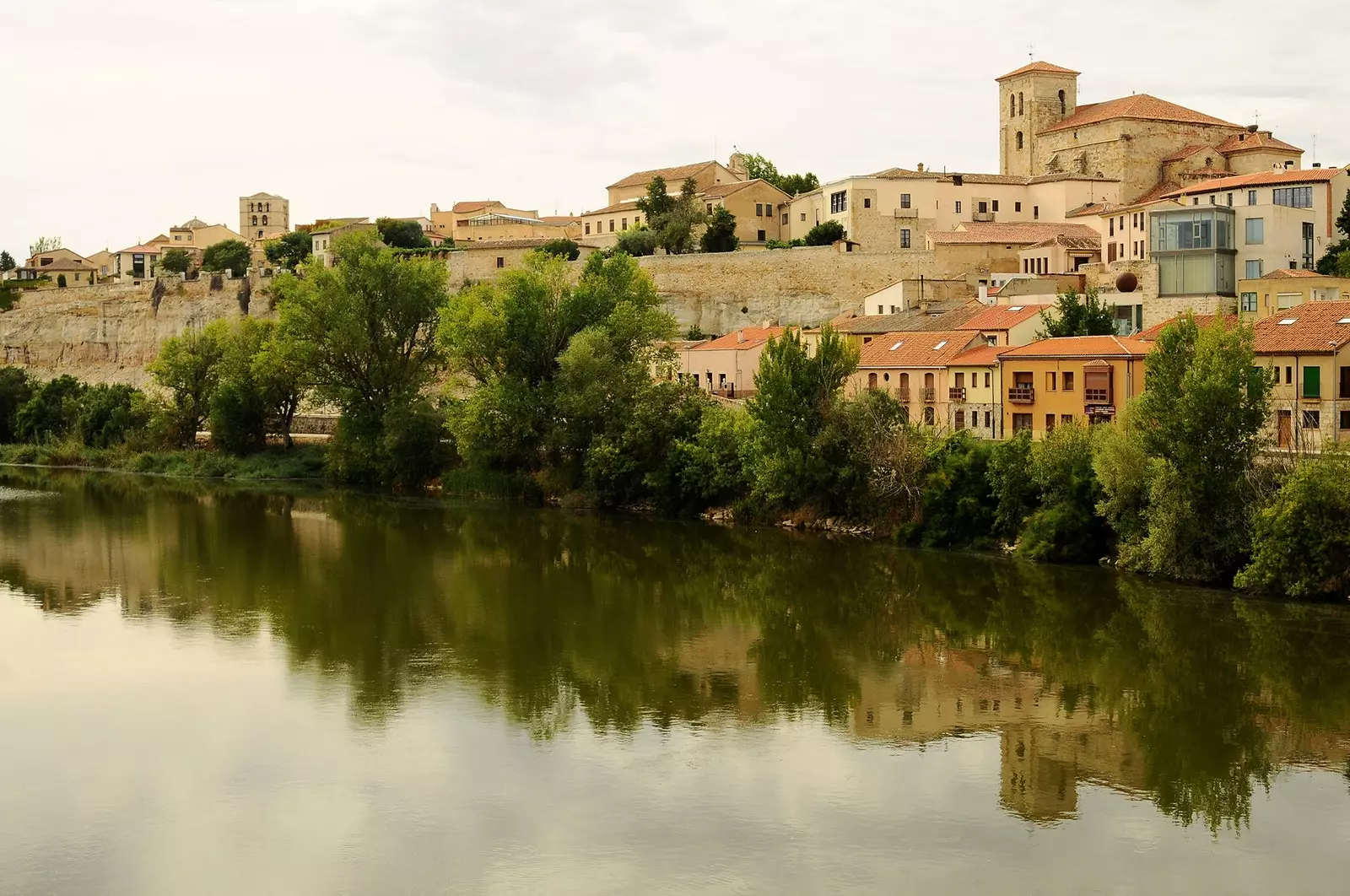 Vue partielle de la ville de Zamora depuis le Puente de Piedra.