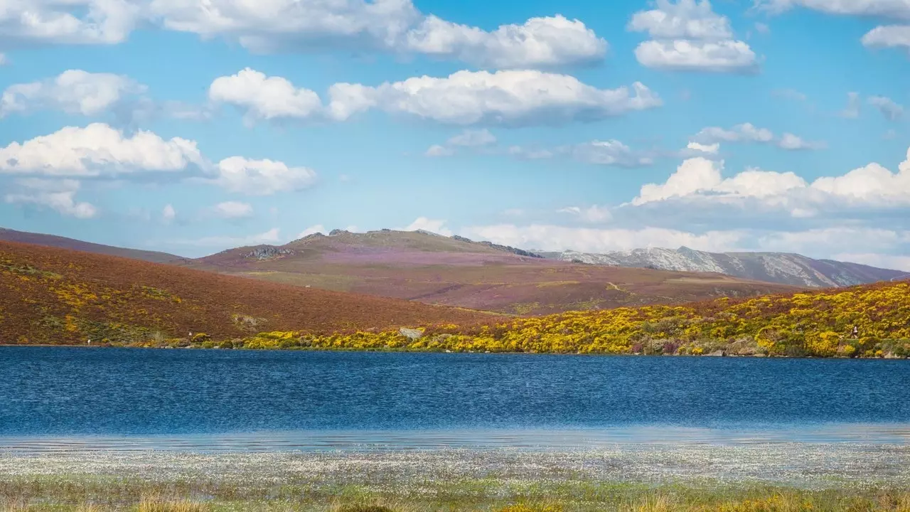 Zamora: lakes, waterfalls and river beaches