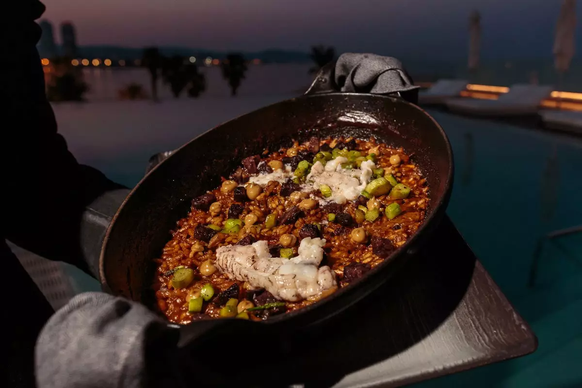 Galley rice with black sausage and green asparagus by Carlota Claver