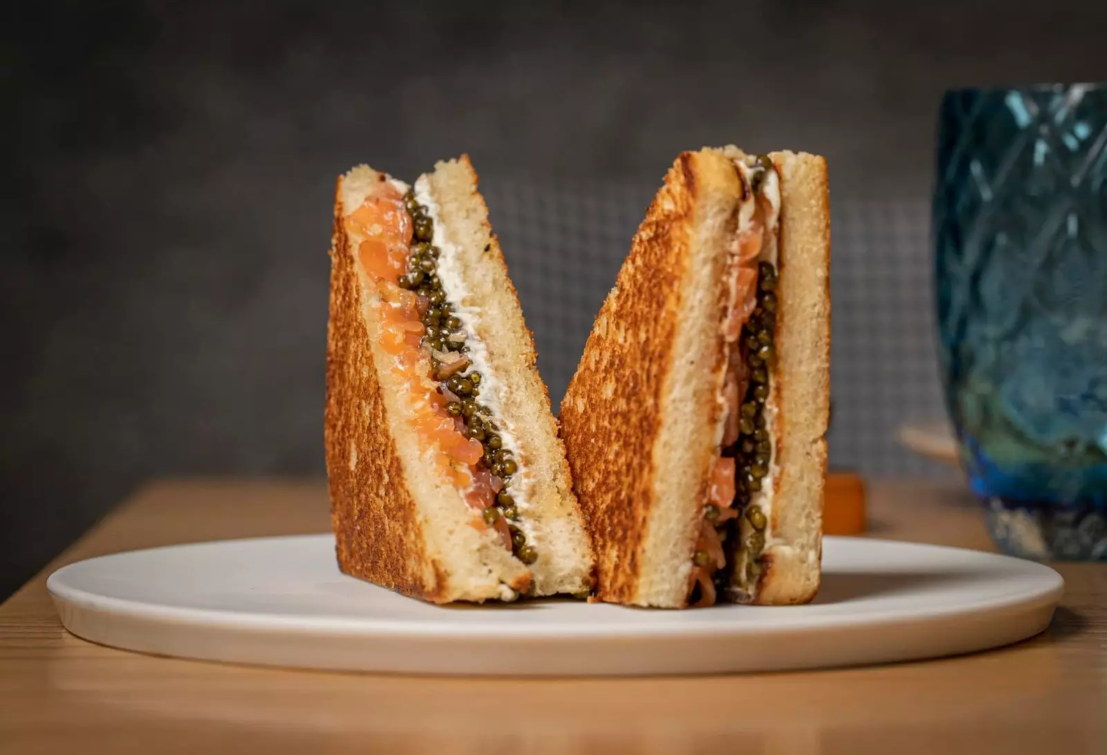 Sandwich di tartare di salmone affumicato con crema di formaggio e caviale da Estimar