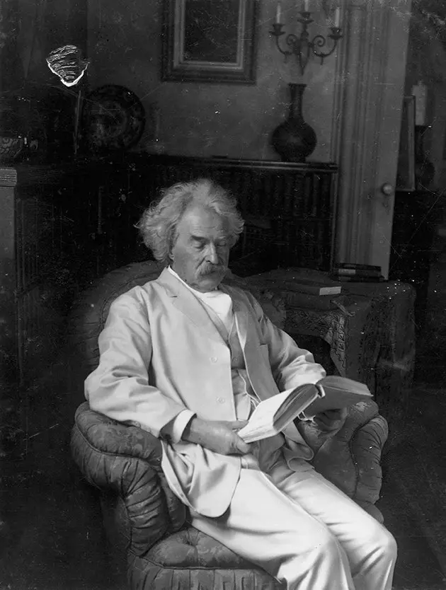 Mark Twain liest ein Buch in seinem Wohnzimmer