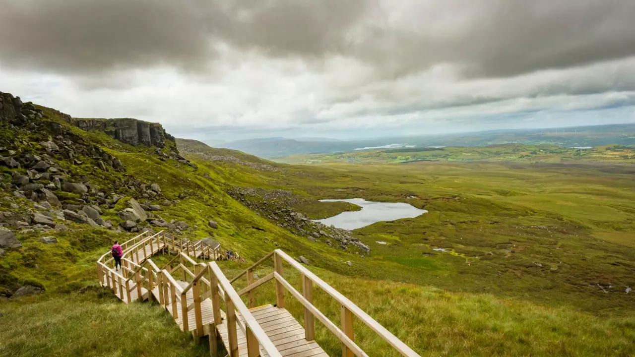 Stien som tar deg gjennom det fascinerende landskapet i Irland