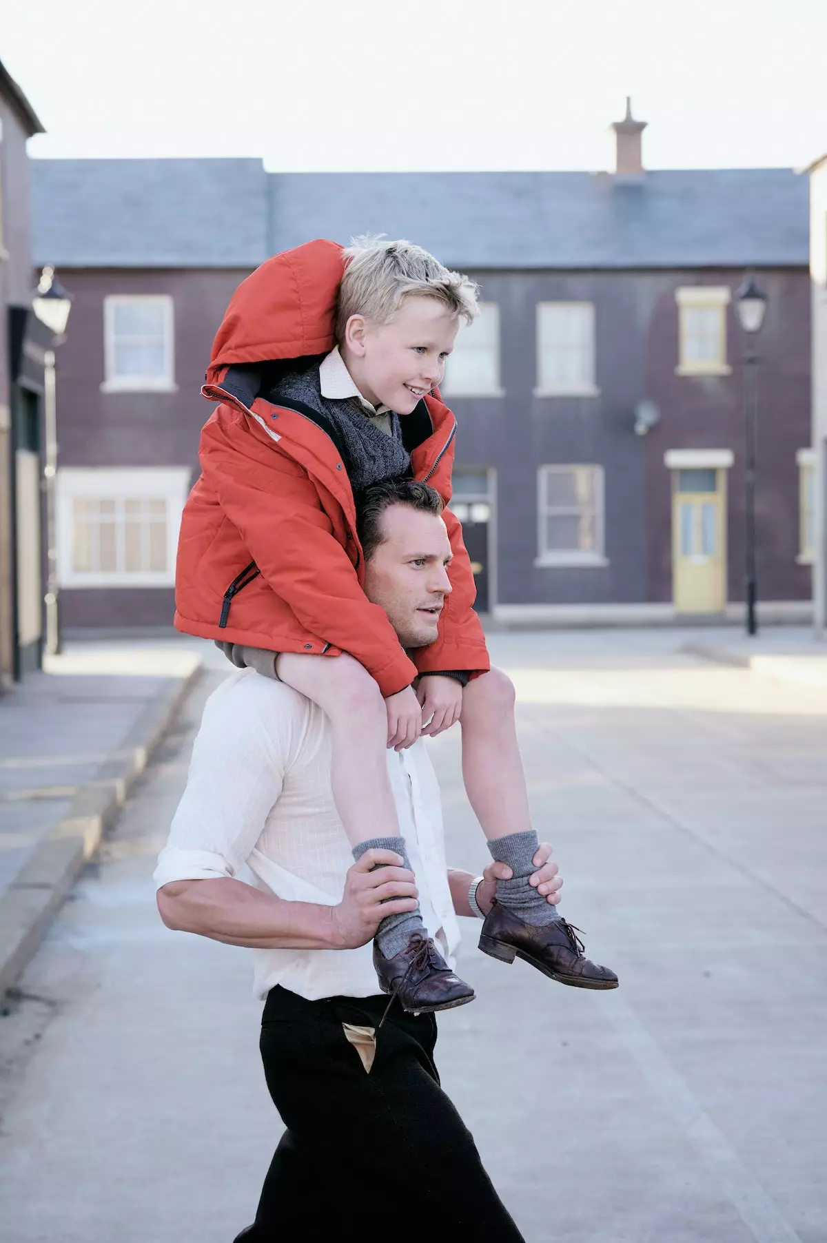 Jamie Dornan e Jude Hill padre e figlio.