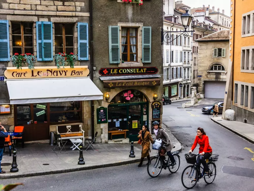 El casc antic de Ginebra un dels ms grans d'Europa est ple de cafeteries galeries d'art botigues de...