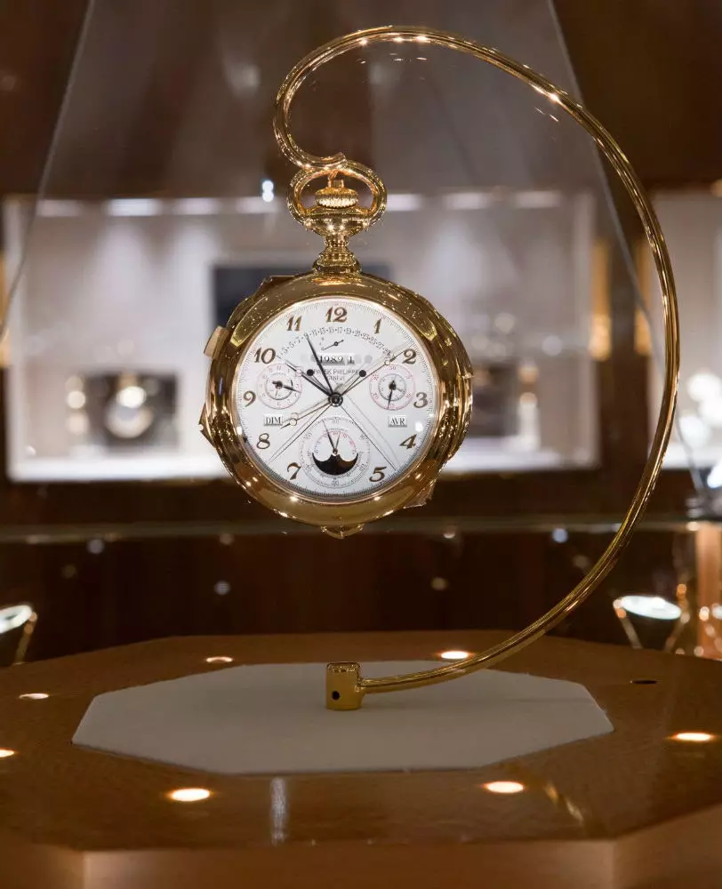 Detail jam bersejarah di Museum Patek Philippe.