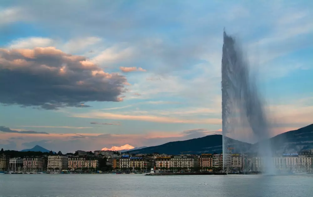 Jet dEau un jet d'eau qui atteint 140 mètres et projette 500 litres d'eau par seconde à 200 km/h.