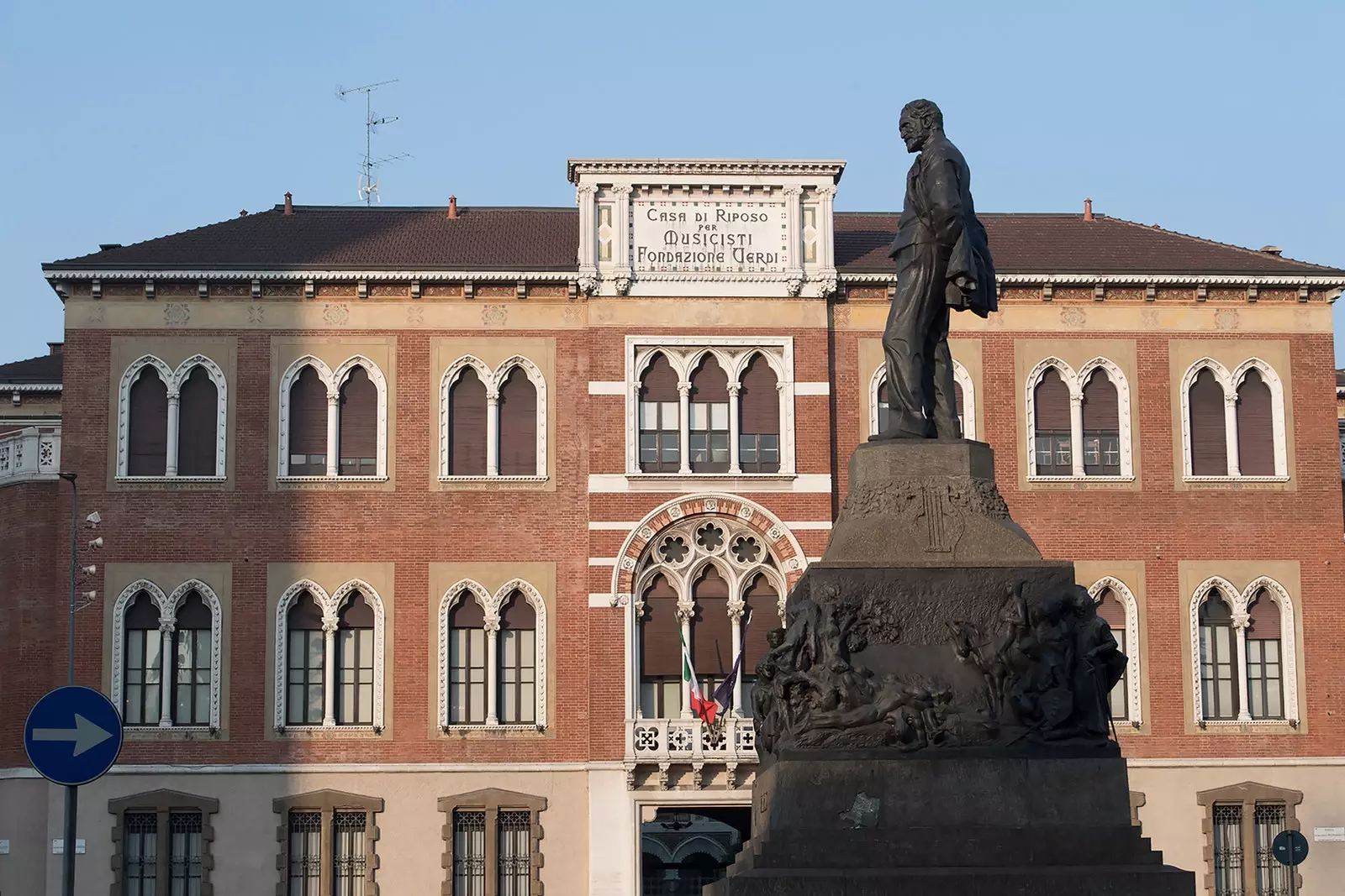 Casa Verdi ir mājvieta pensionētiem mūziķiem, ko itāļu komponists bija uzcēlis Milānā