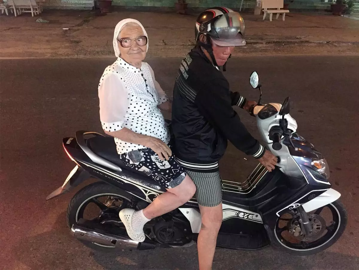 Baba Lena en tournée au Vietnam à moto