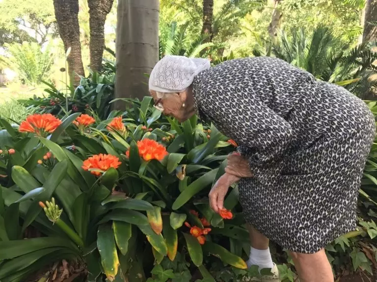 Baba Lena cheirando as flores em Tenerife