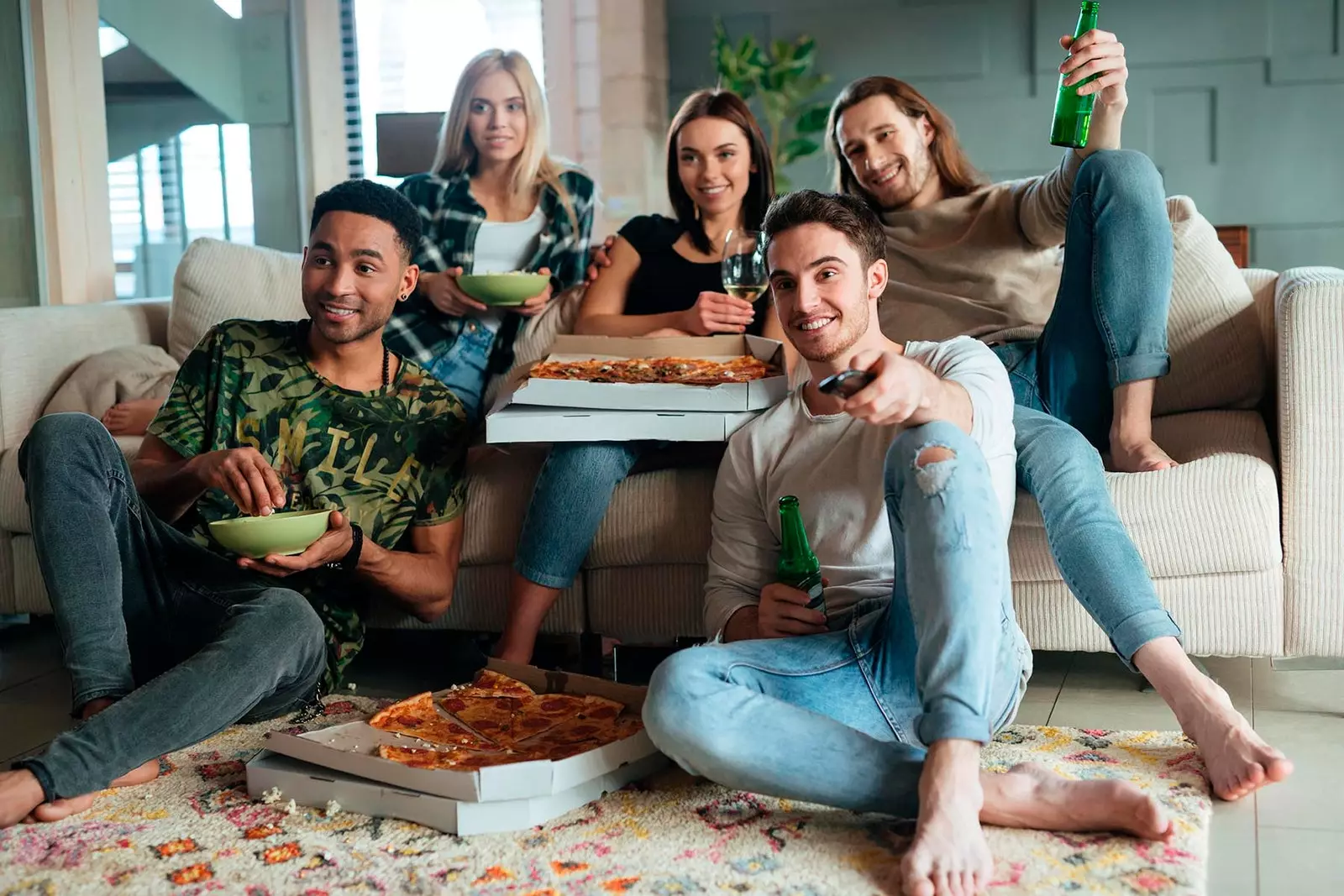 amigos comendo pizza na frente da tv