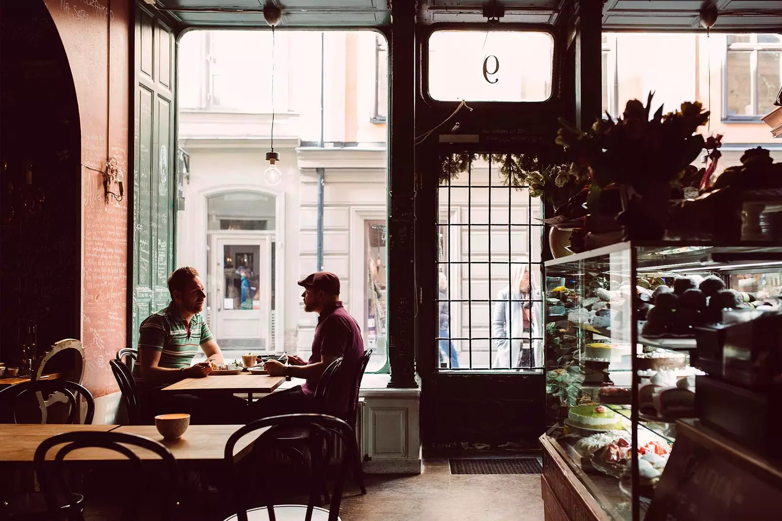 due amici che bevono caffè