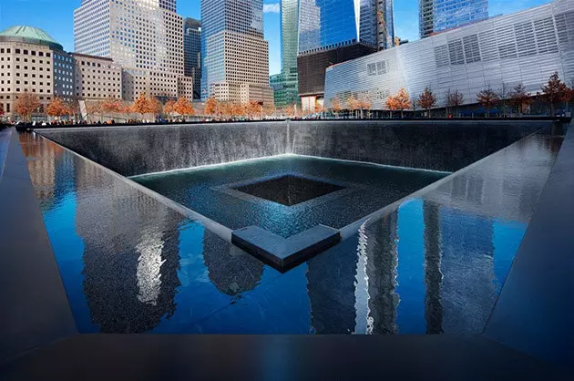 World Trade Center sem óx upp á við sést nú aðeins horfa niður