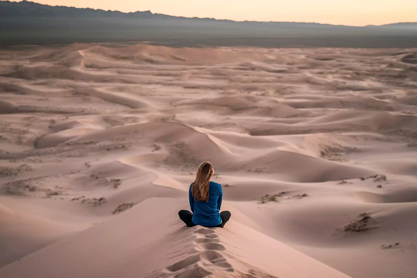 fille devant un paysage de sable