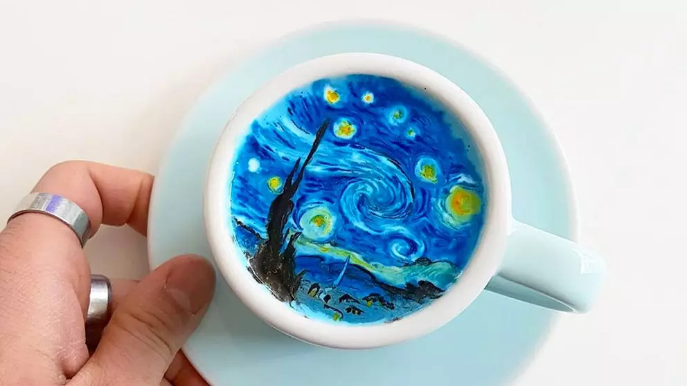 Deze barista tekent de 'Sterrennacht' van Van Gogh op je koffie