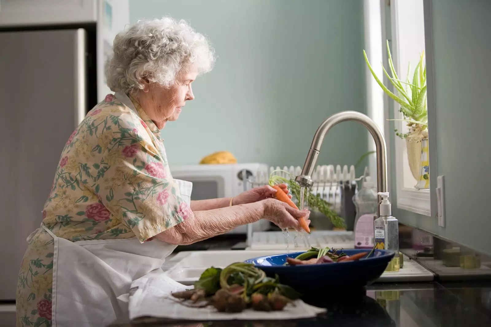 bestemor på kjøkkenet