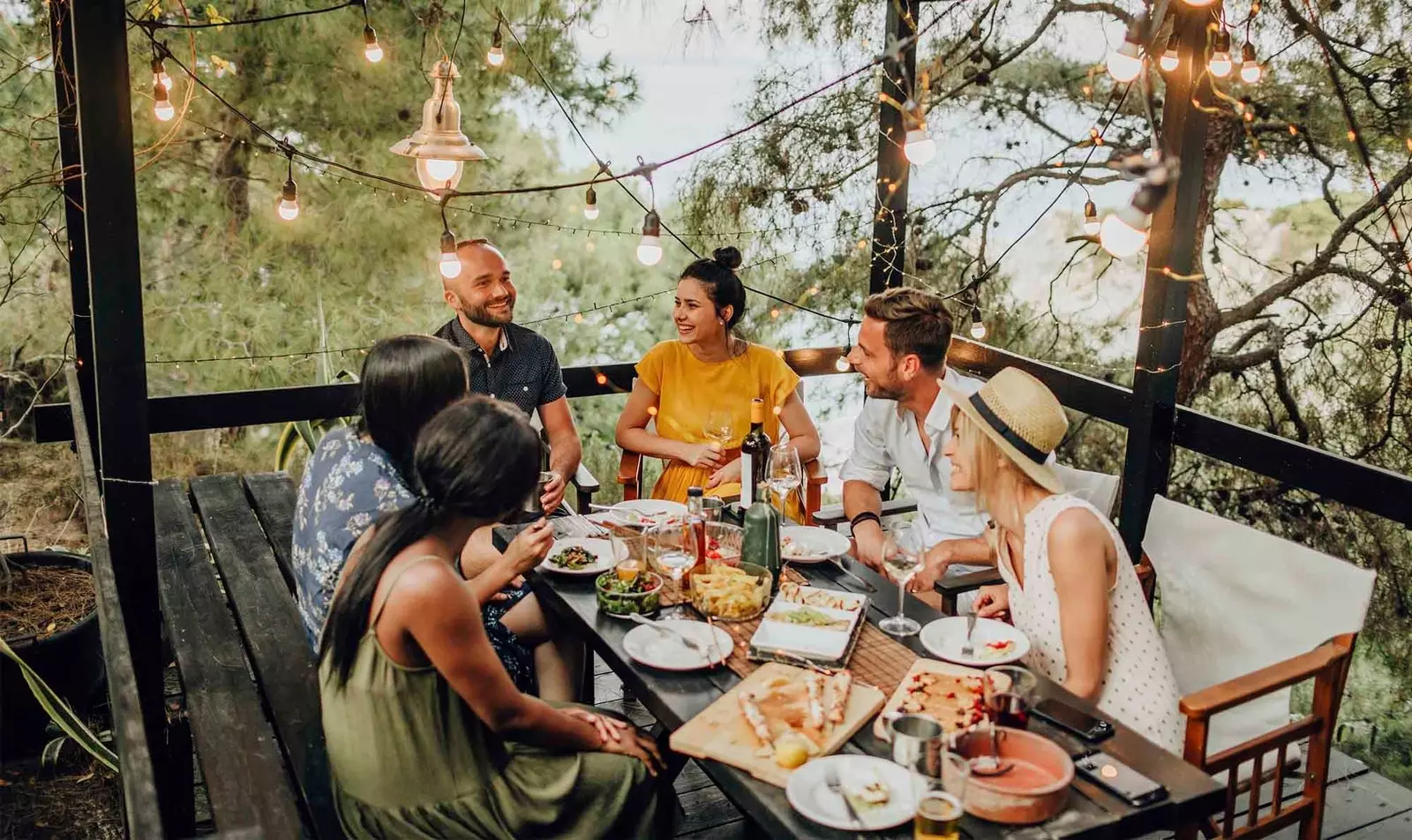 amigos comendo no terraço