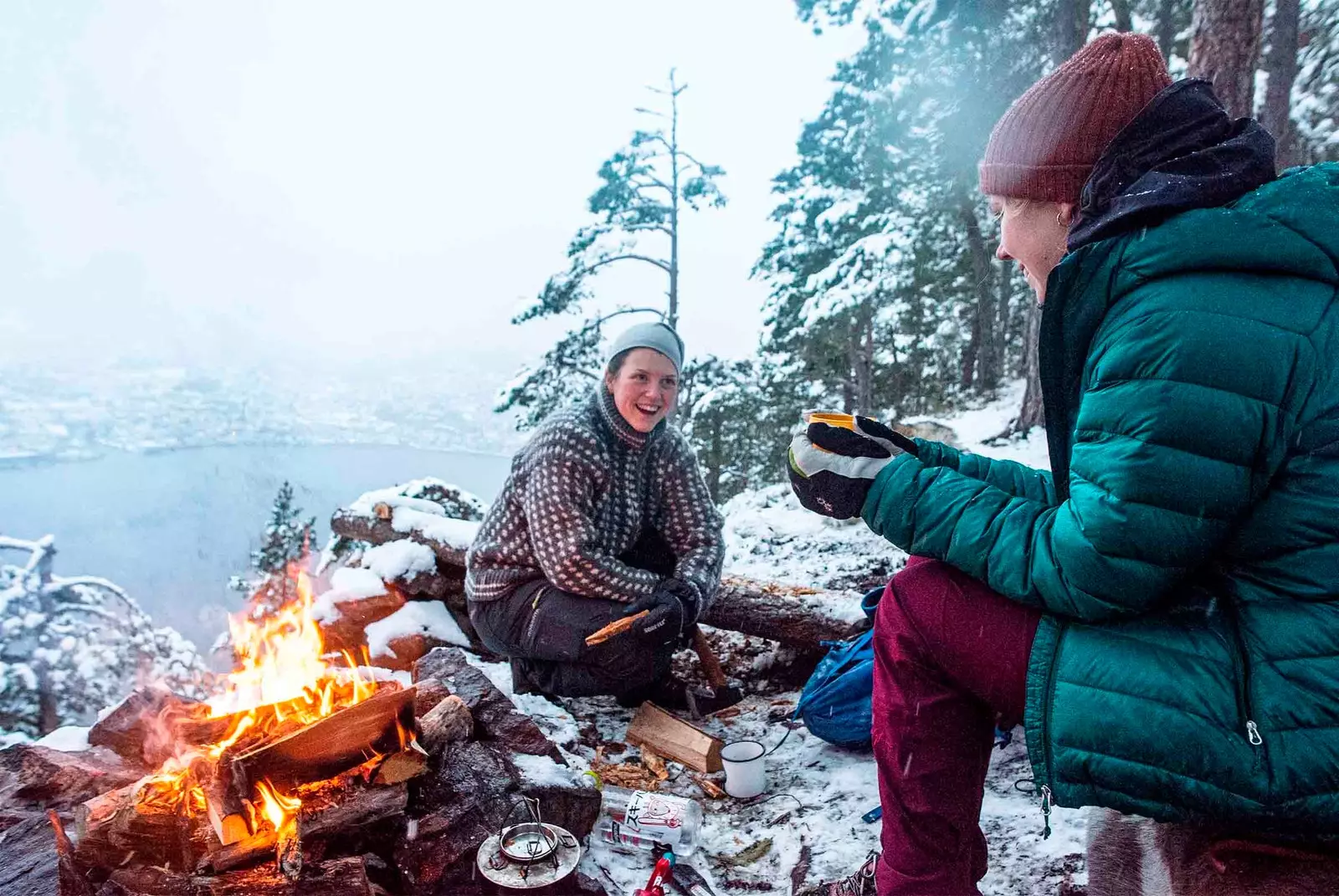 coppia con un falò in Norvegia