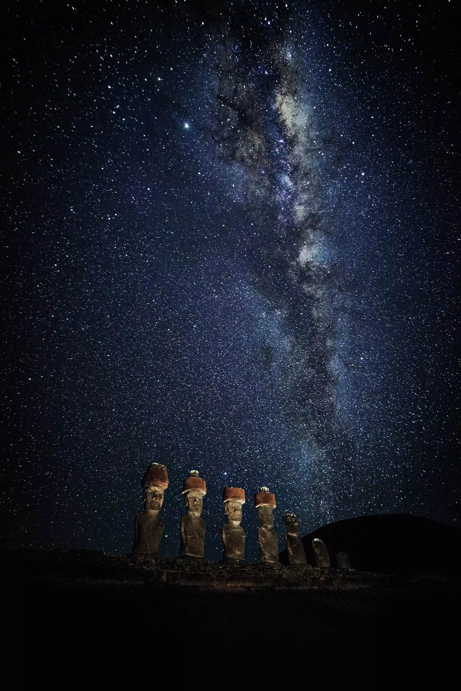 De Melkweg rees in al zijn pracht boven de moai uit.