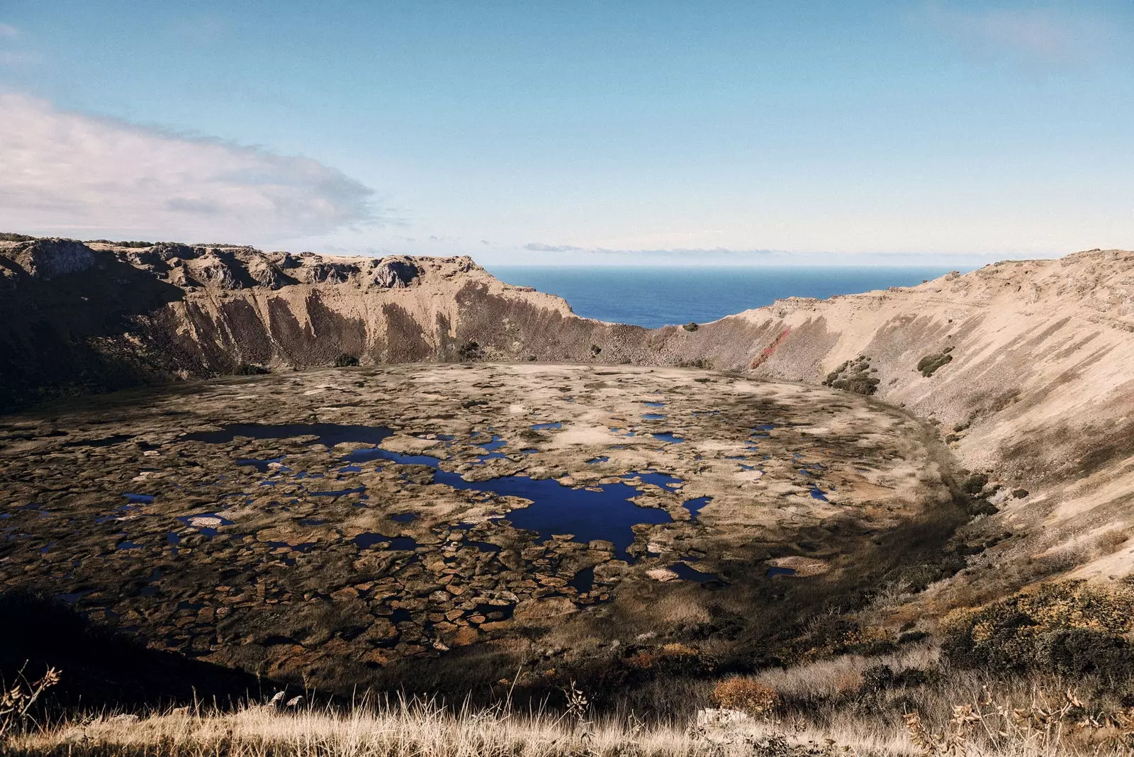 De krater van Rano Kau een van de drie vulkanen die aanleiding gaven tot Paaseiland.