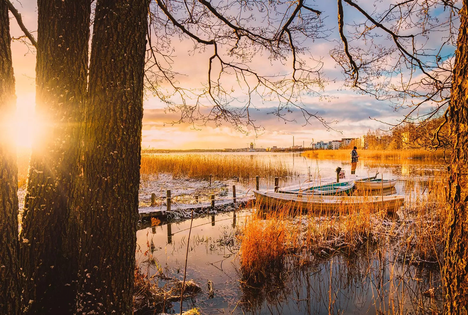 Homme pêchant à Helsinki en Finlande