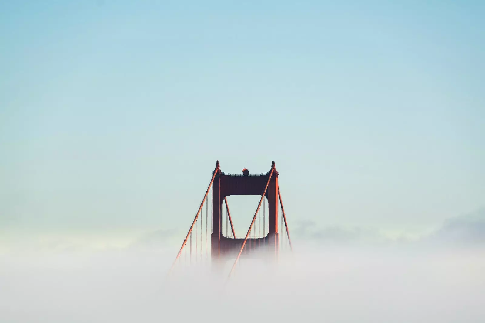 Golden Gate ønsker den reisende velkommen og vekker en merkelig følelse av Djà vu i ham.