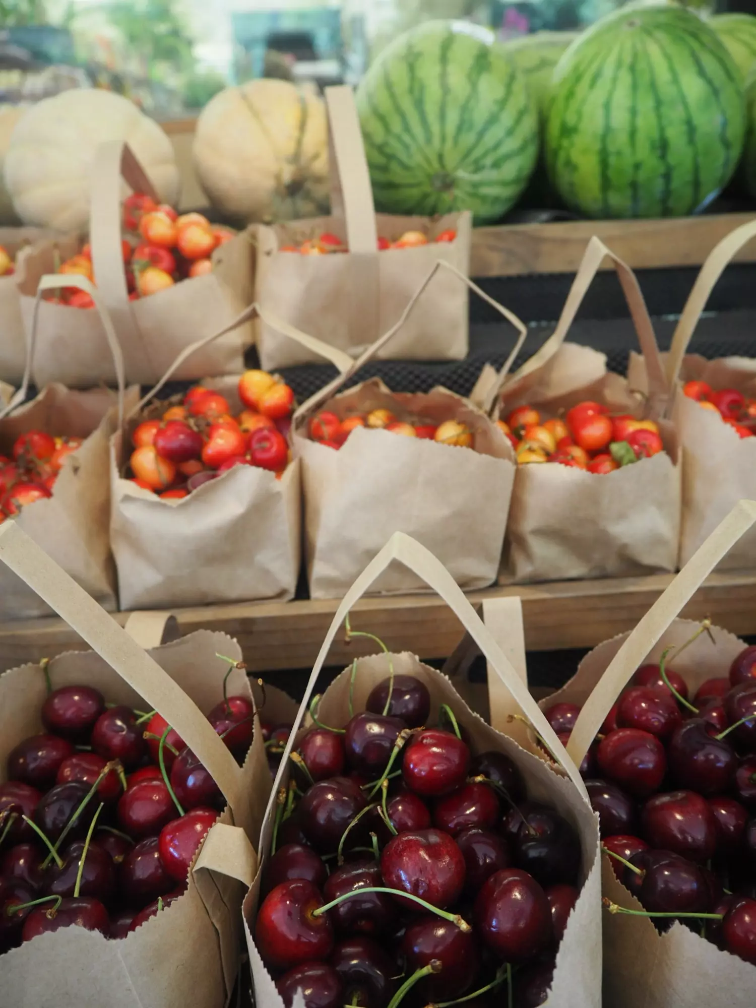 Fruta në tregun publik Oxbow me shije dhe produkte gustator në qytetin e Napa, Kaliforni.