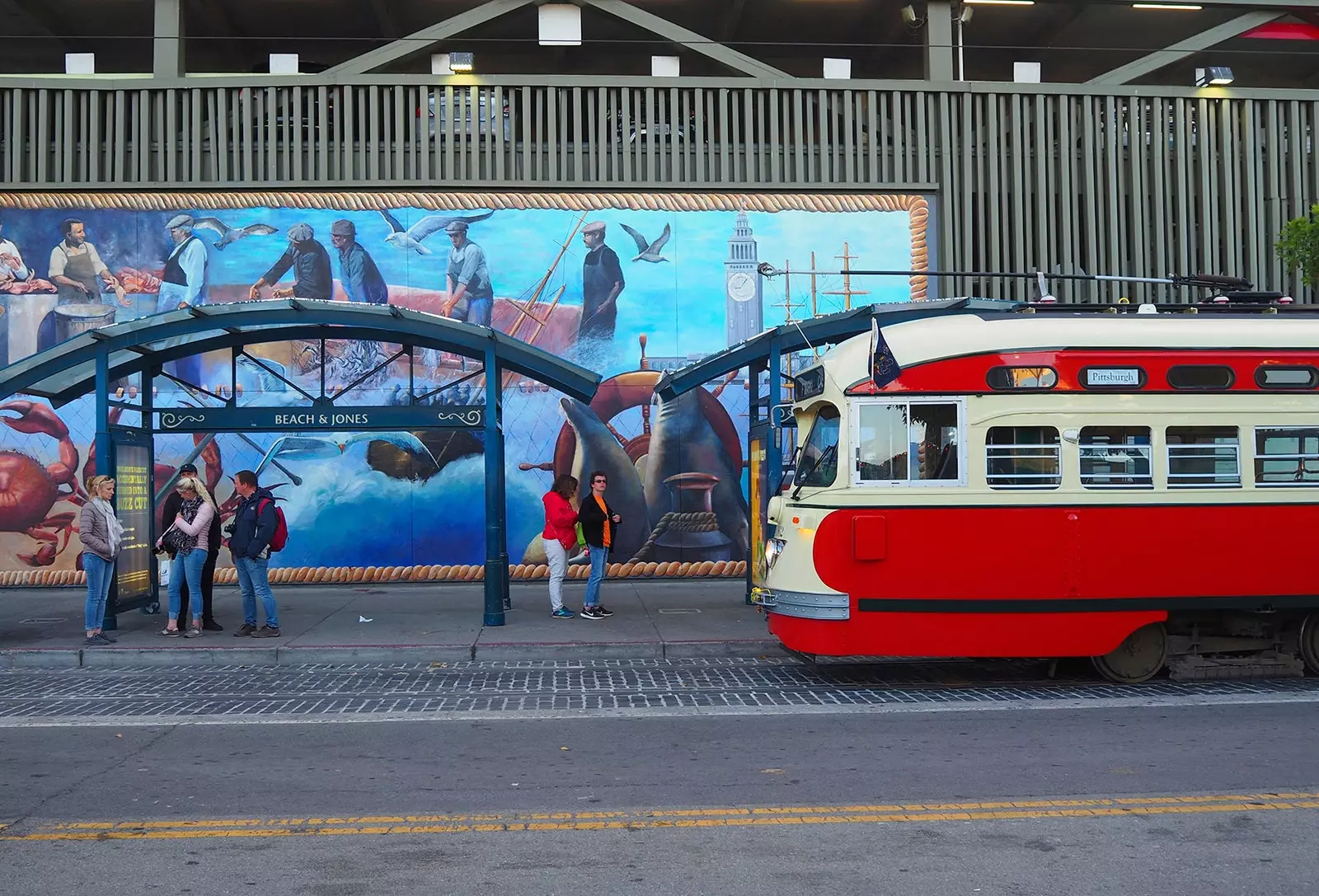 In San Francisco ist die Fahrt mit der alten SF-Standseilbahn ebenso riskant wie spaßig.