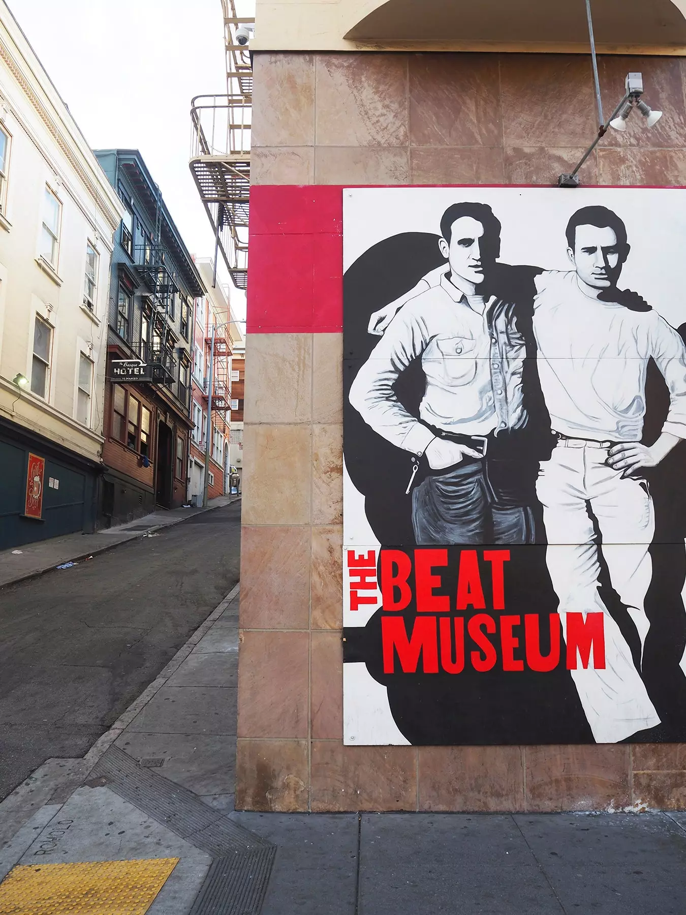 The Beat Museum включва първи издания, редки издателски писма и исторически изображения.