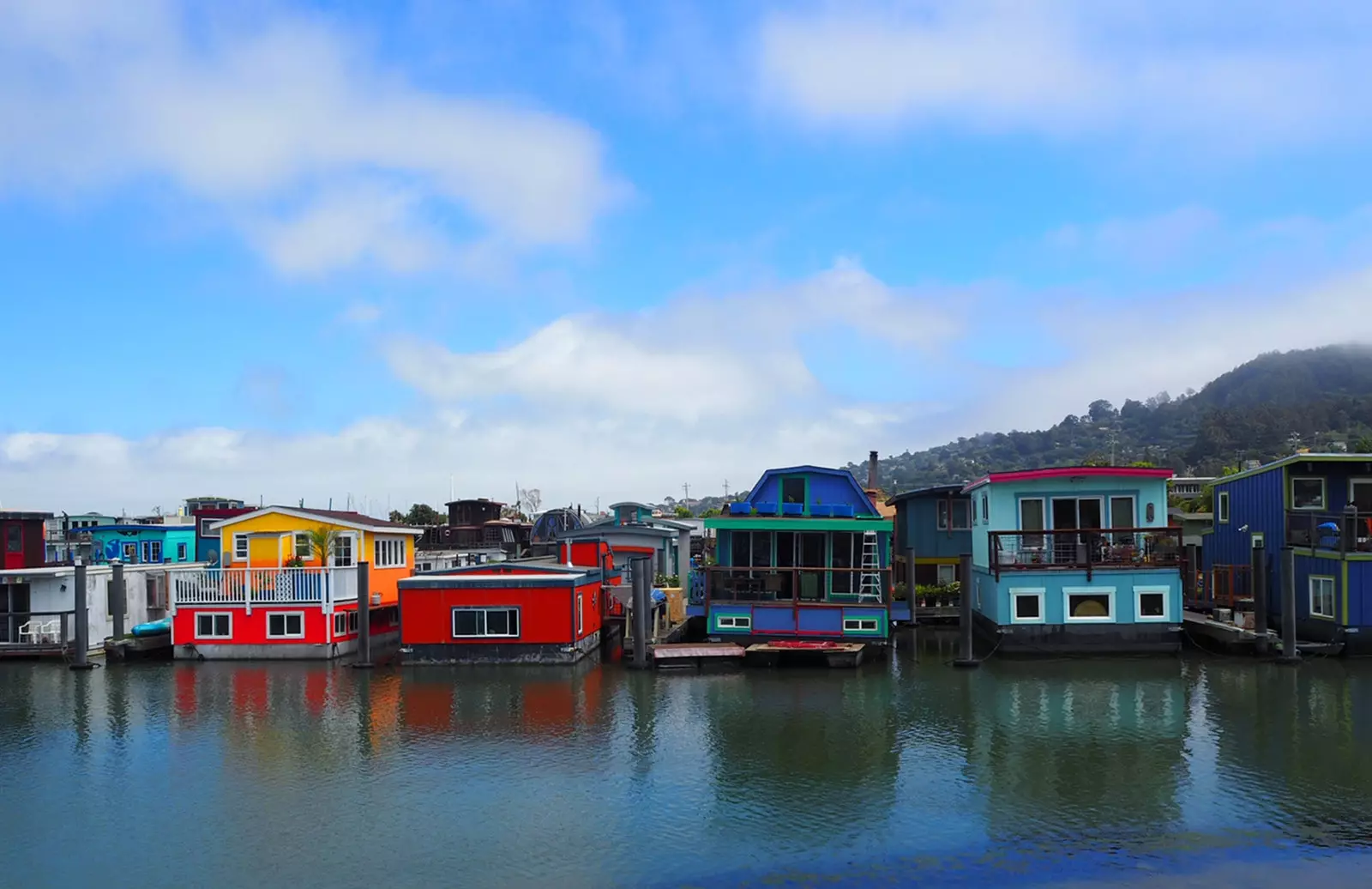 San Francisco'nun bohem mahallesi Sausalito'daki çarşılar veya kayıkhaneler.