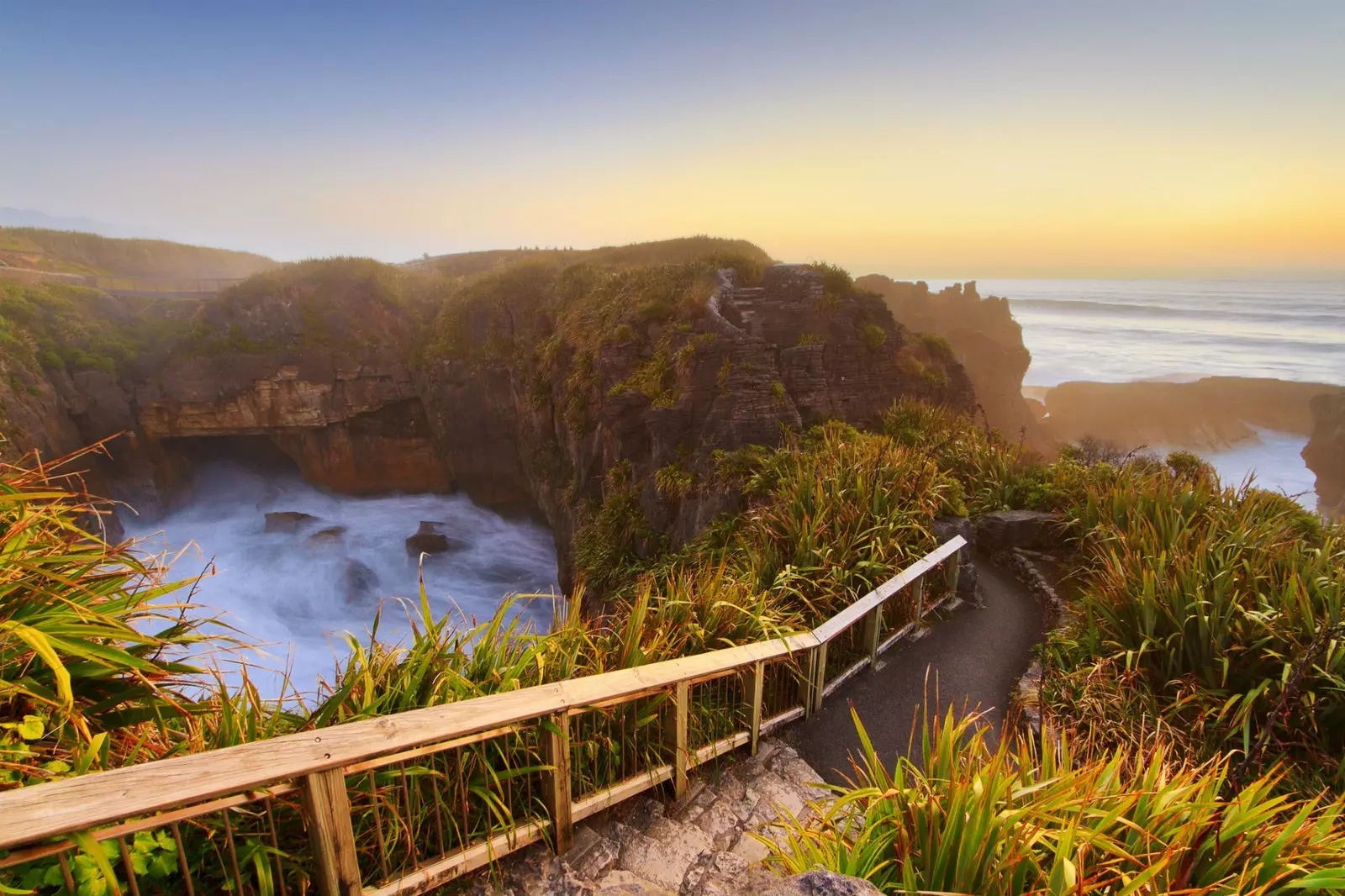 Xenarju tal-għaġeb f'Punakaiki Pancake Rocks fil-Park Nazzjonali ta' Paparoa.