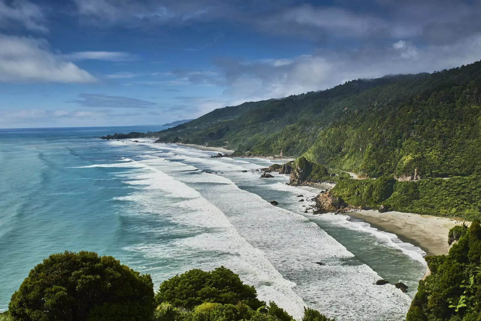 O drama da paisagem de Punakaiki na costa do Mar da Tasmânia e nos portões do Parque Nacional da Tasmânia é surpreendente.