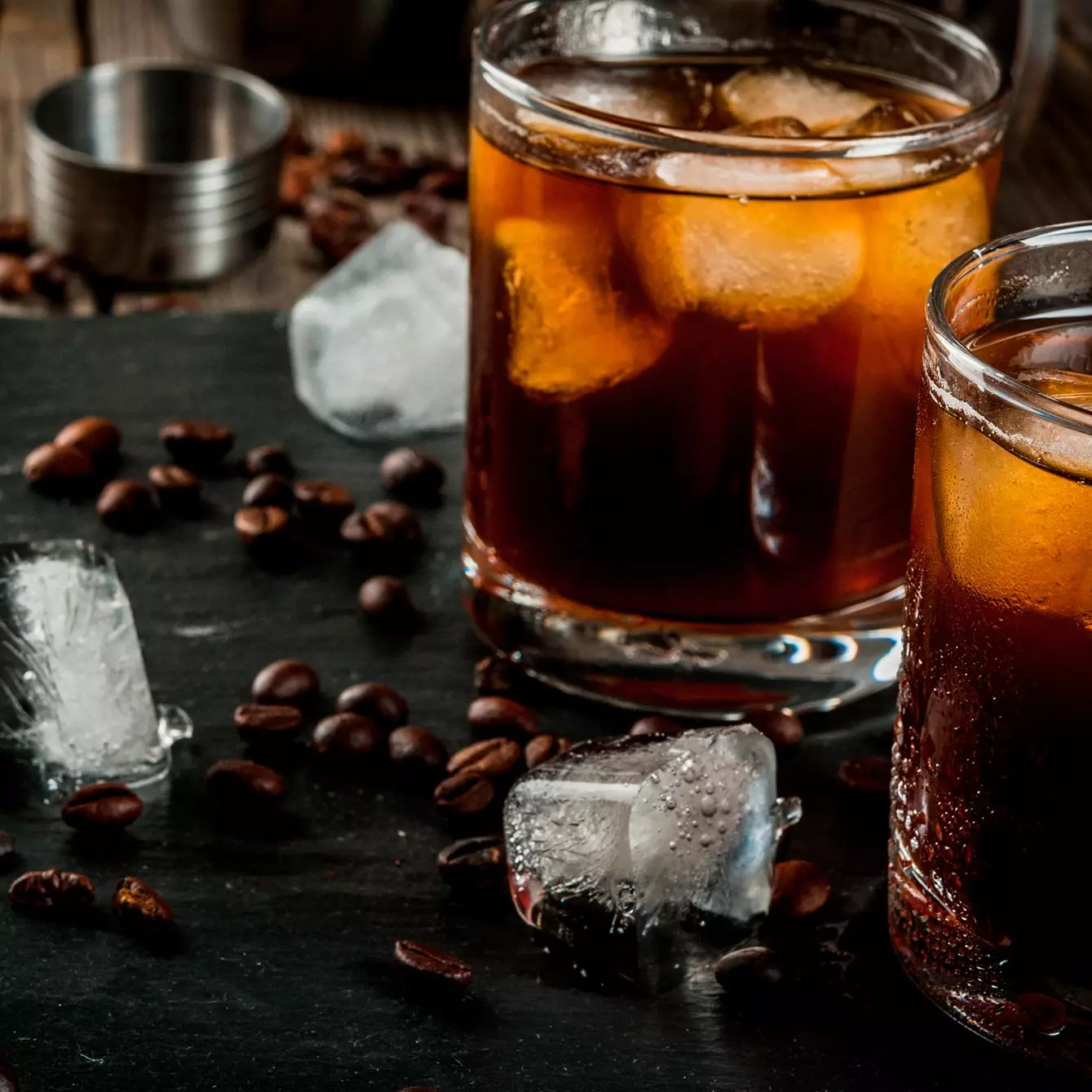 Liquore al caffè con il suo ghiaccio e il suo portamento elegante... quell'eleganza che si perde al secondo colpo