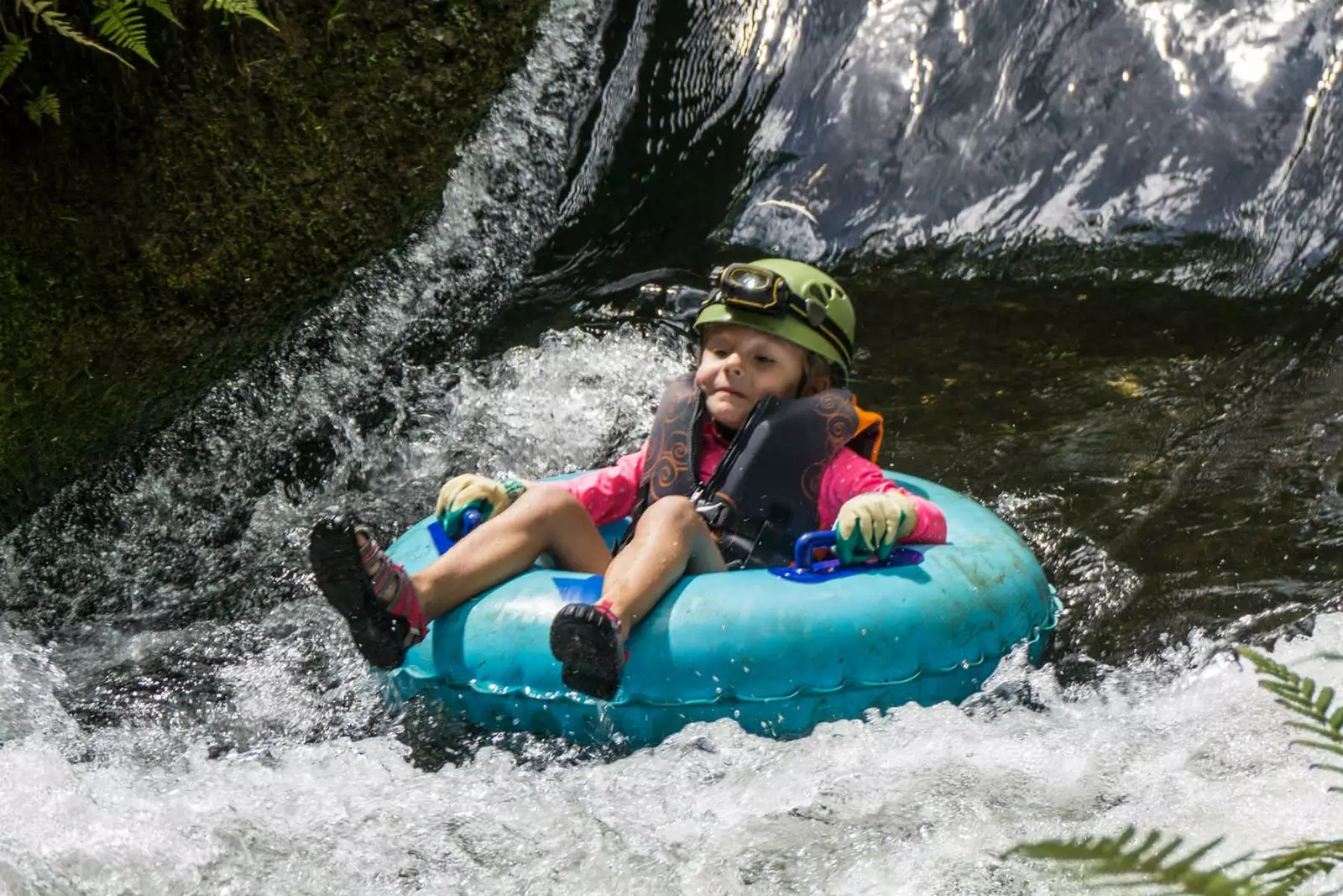 Kauai ön Hawaii som färdas på en vattenrutschbana