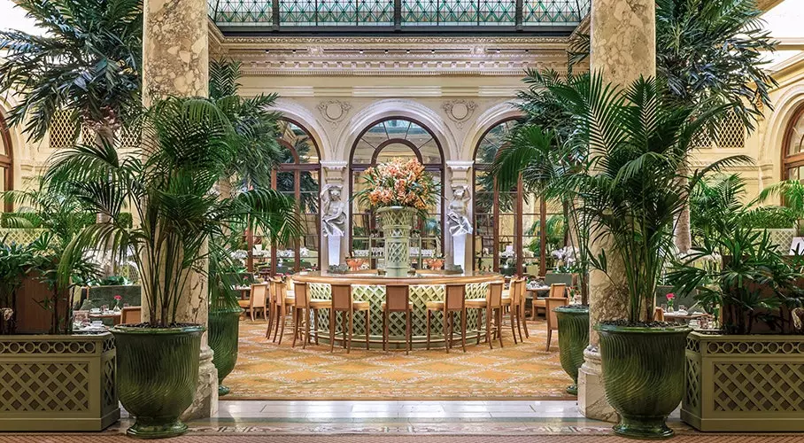 Palm Court-da günorta çayı üzərində Great Gatsby-ni tapın