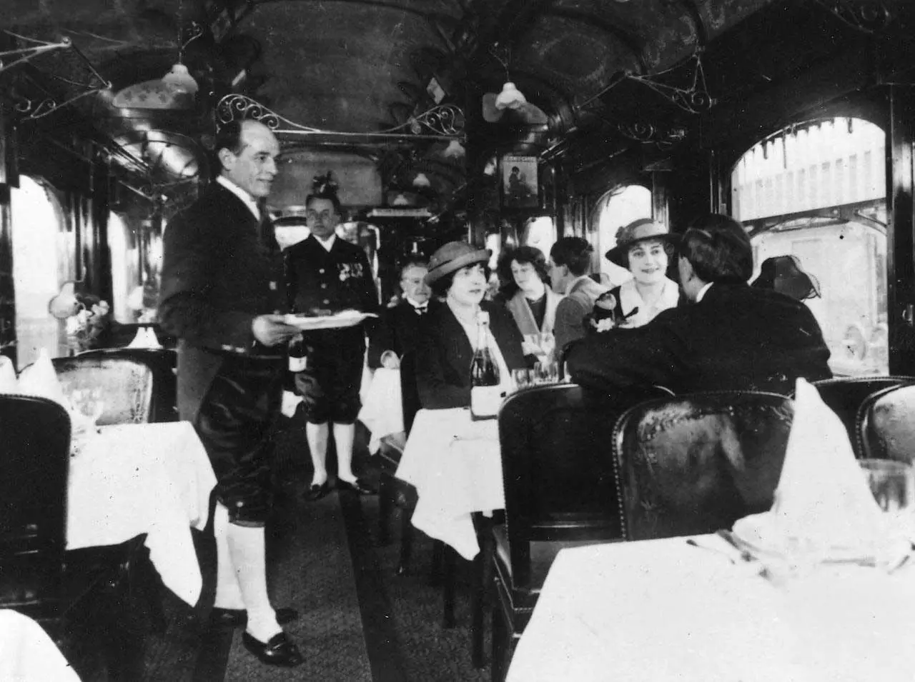 Service de serveurs dans le wagon-restaurant de l'Orient Express