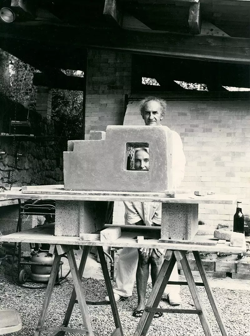 Eduardo Chillida và Pili Belzunce ở Grasse với tác phẩm Lurra G98