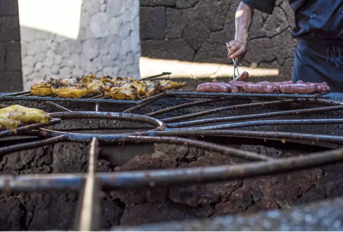 De dentro da terra vem o calor usado para cozinhar no forno vulcânico de El Diablo.