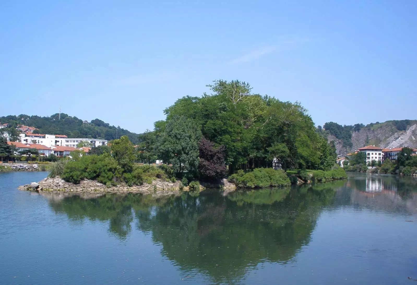 Isla de los Faisanes kwenye Mto Bisasoa inayoonekana kutoka upande wa Uhispania