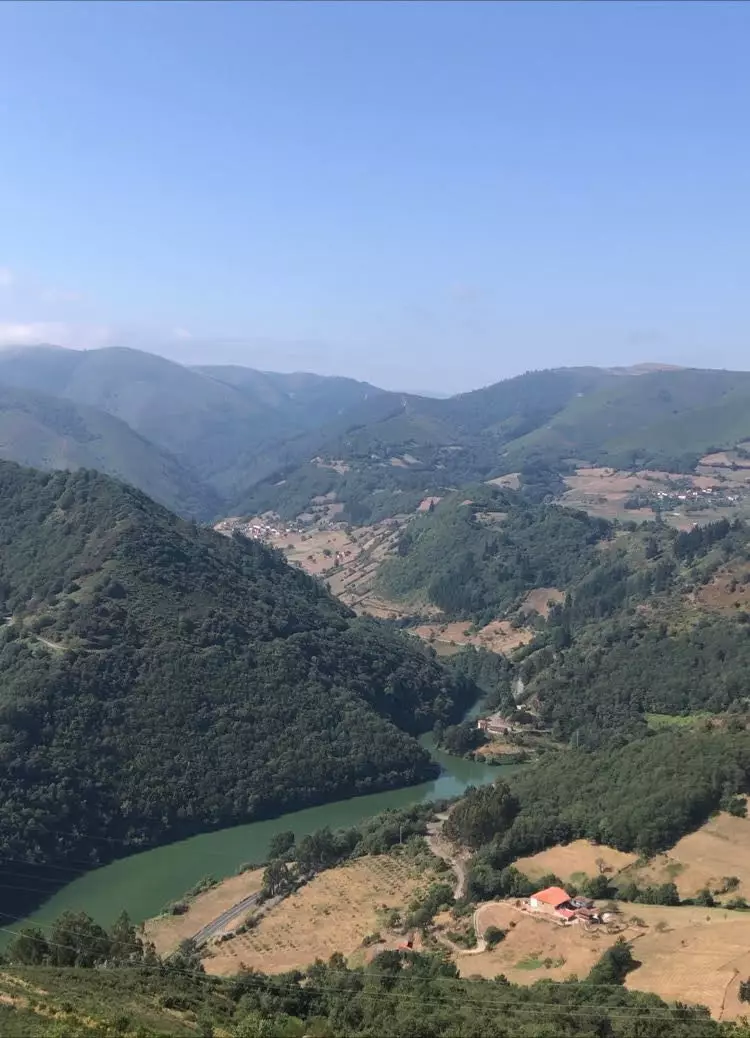 Lembangan sungai Narcea di pedalaman Asturias barat.