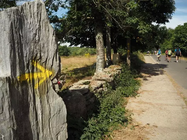 Siga o caminho das setas amarelas