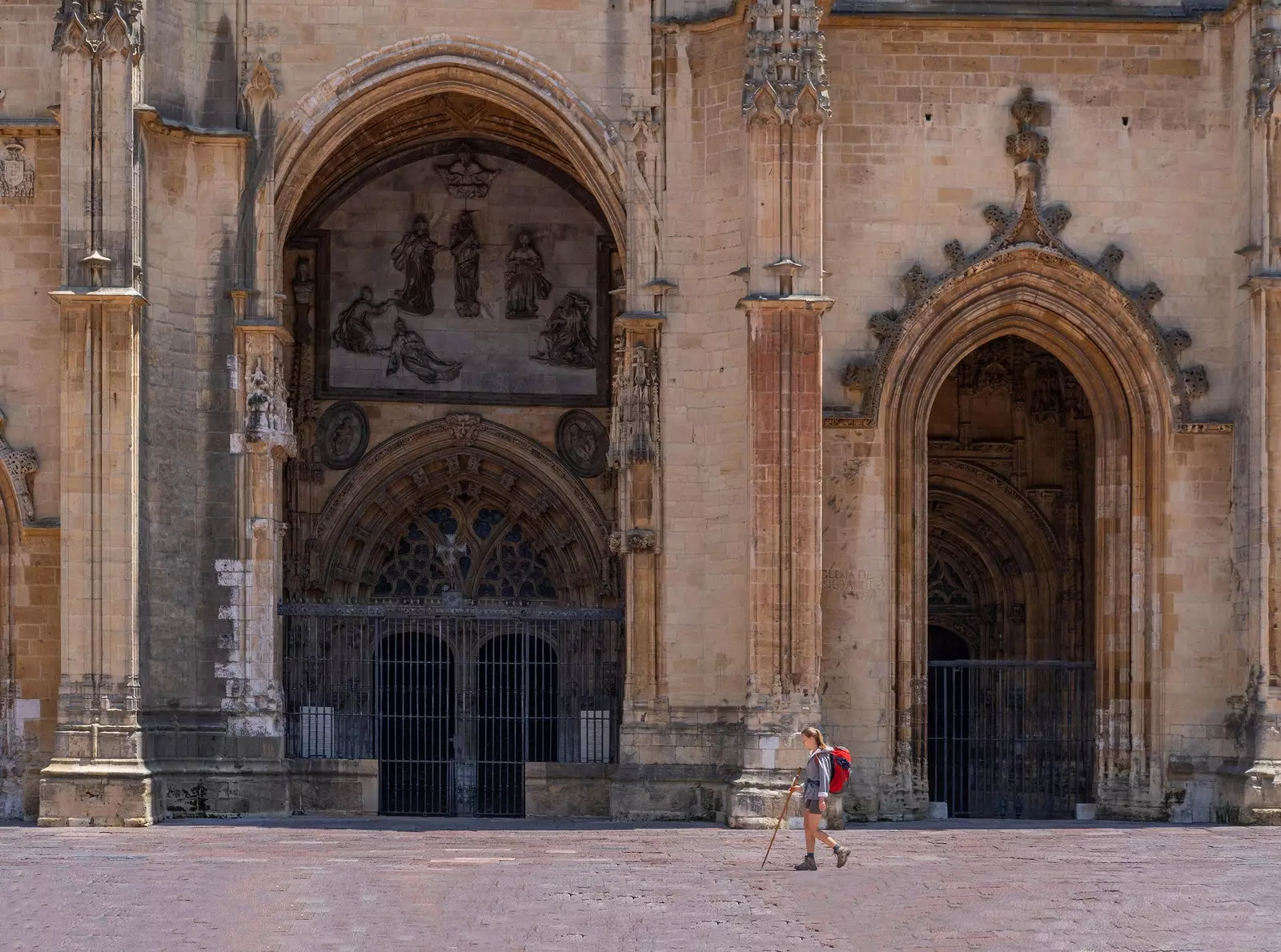 Pèlerin à côté de la cathédrale d'Oviedo