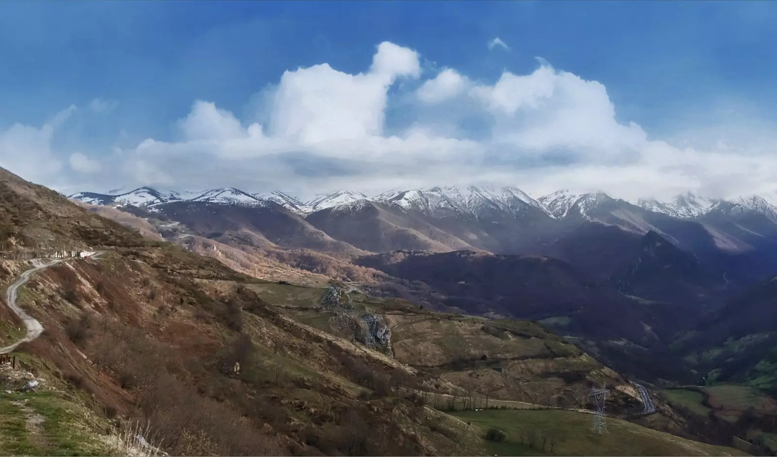 Horský priesmyk Puerto de Pajares, ktorý spája provincie León a Asturias.