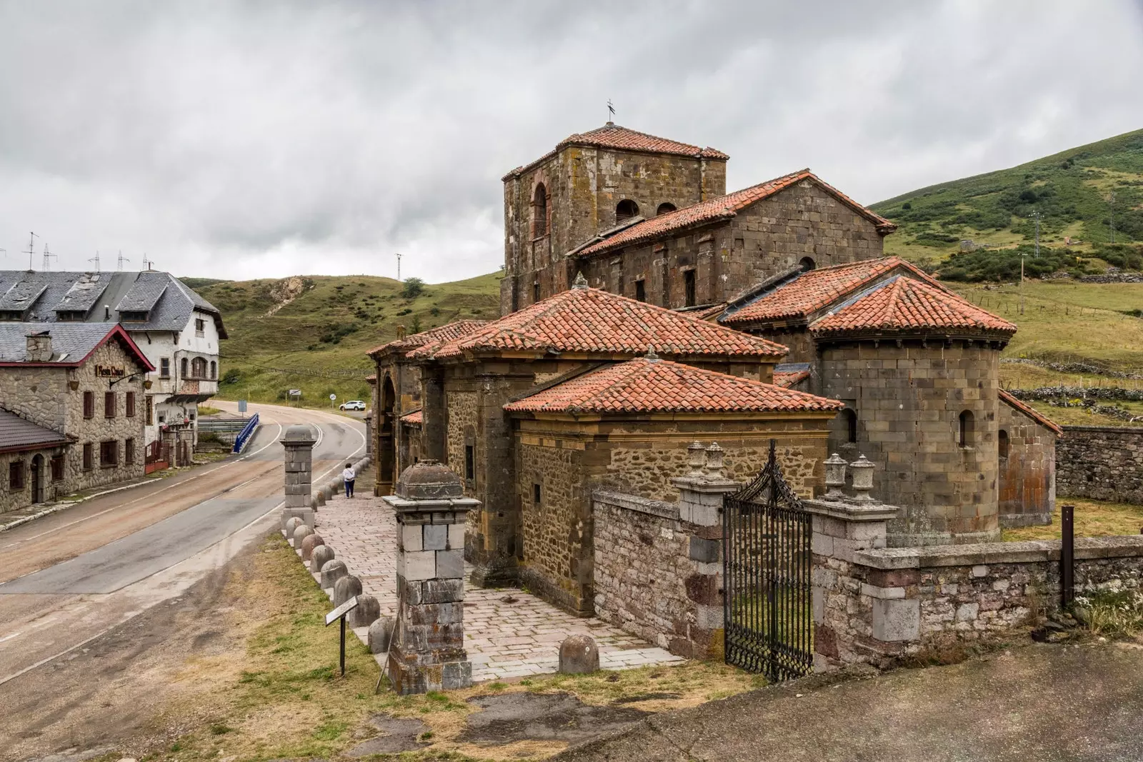 Arbas del Puerto Leon Sepanyol. Pemandangan Gereja Collegiate Santa Maria sebuah gereja Roman Katolik dalam gaya Romanesque lewat.