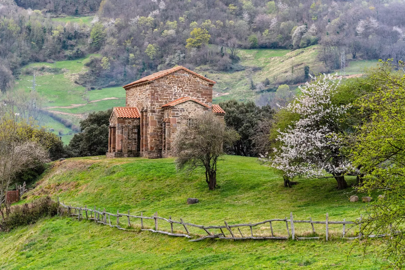 Útsýni yfir kirkjuna Santa Cristina de Lena á vorin. Santa Cristina de Lena er kaþólsk kirkja...