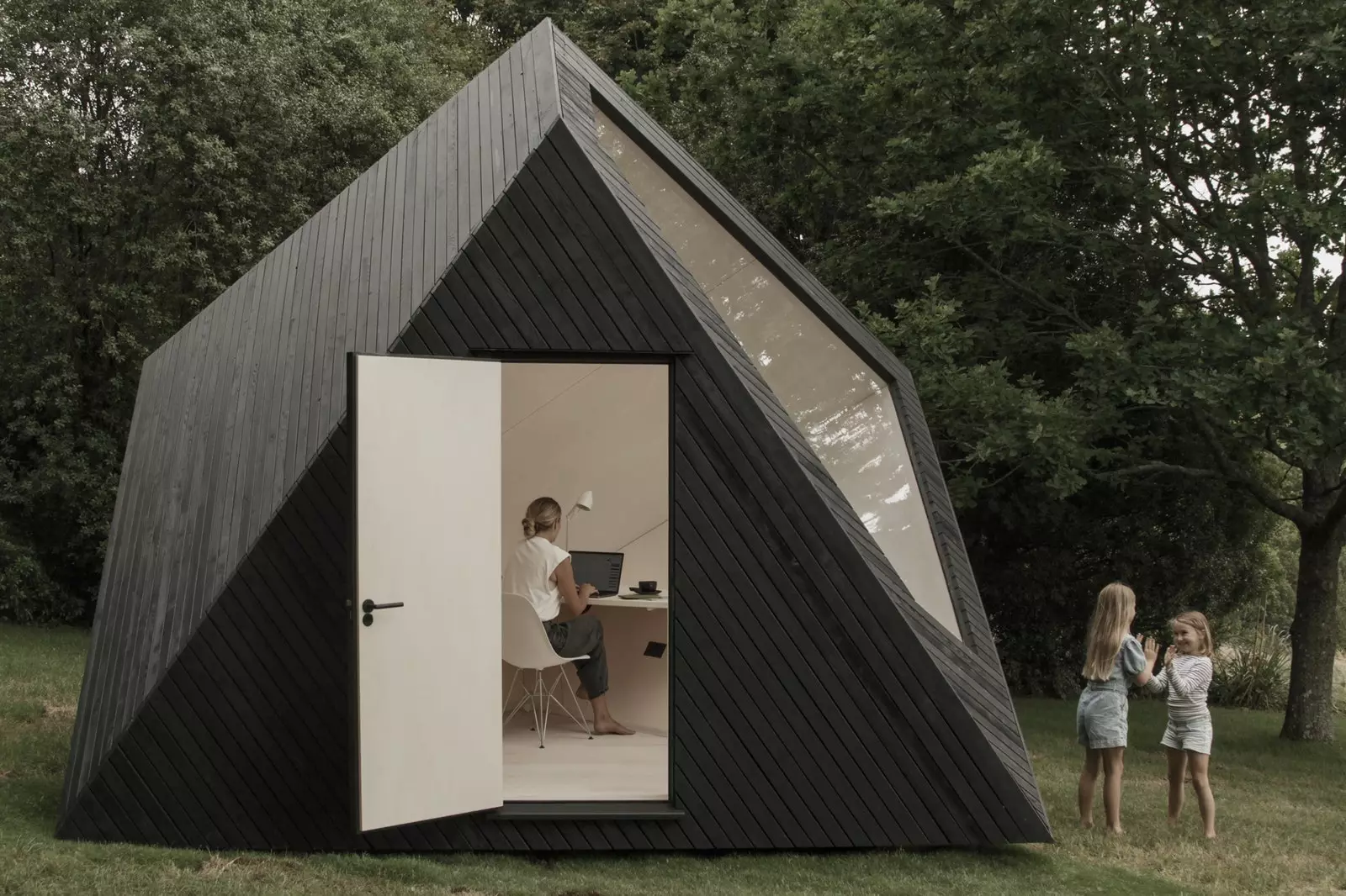 Questa cabina prefabbricata ti permette di entrare in contatto con la natura circostante