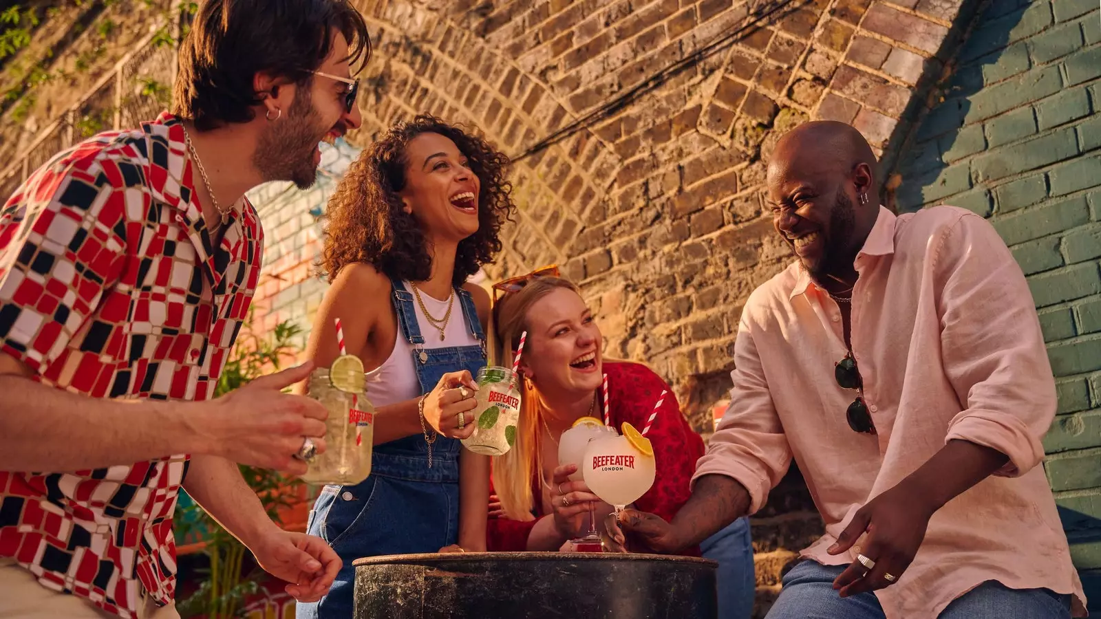 يستمتع الأصدقاء بـ Beefeater London Summer