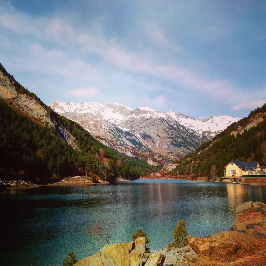 Lac de acumulare din Sarra Valle de Tena unde are loc una dintre povești.